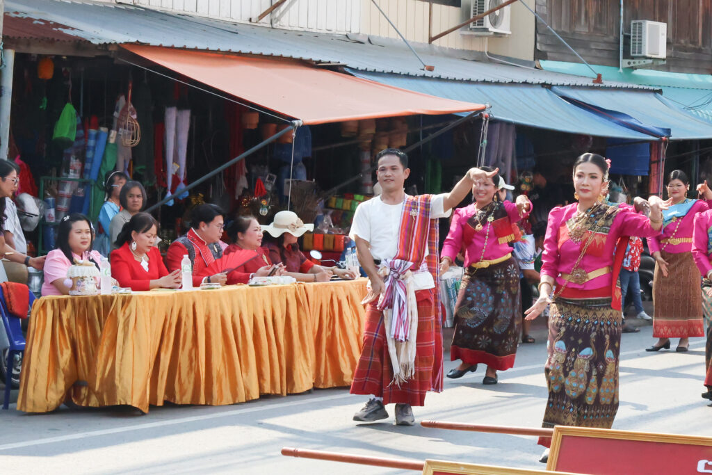 สพป.บุรีรัมย์ เขต 4 ร่วมเป็นคณะกรรมการตัดสินการประกวดขบวนแห่ “งานประเพณีวิถีอีสาน สืบสานวัฒนธรรมไทย(ฮีต12คอง14)”