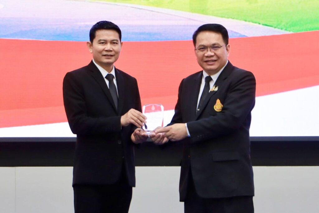 สพป.บุรีรัมย์ เขต 4 รับมอบเกียรติบัตร และ โล่รางวัลเชิดชูเกียรติ ”ระดับดีเด่น“