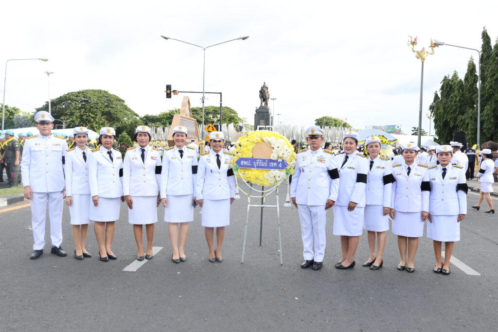 สพป.บุรีรัมย์ เขต 4 ร่วมพิธีวางพวงมาลา “วันนวมินทรมหาราช” น้อมรำลึกในพระมหากรุณาธิคุณ