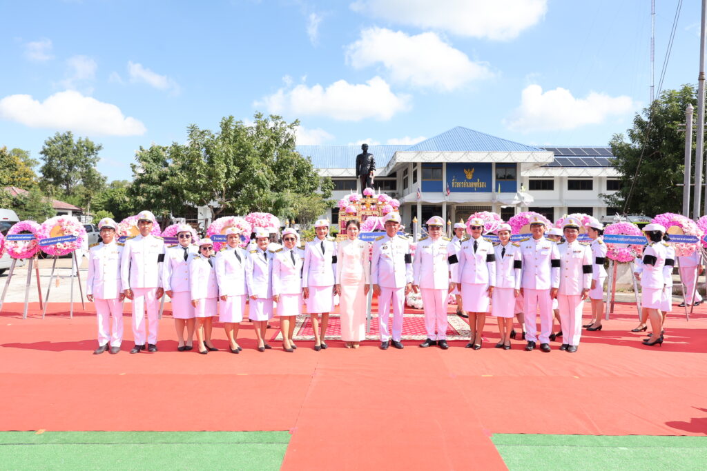 สพป.บุรีรัมย์ เขต 4 ร่วมพิธีทำบุญตักบาตรถวายพระราชกุศล และ วางพวงมาลาถวายราชสดุดีพระบรมราชานุสาวรีย์ รัชกาลที่ 5 เนื่องใน “วันปิยมหาราช”